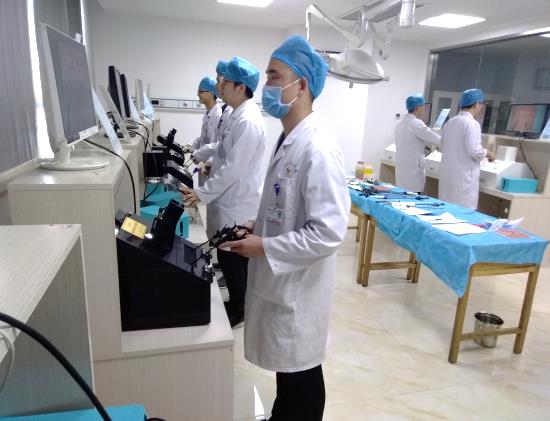 说明: G:\照片\医学模拟实训中心\腔镜训练2.jpg